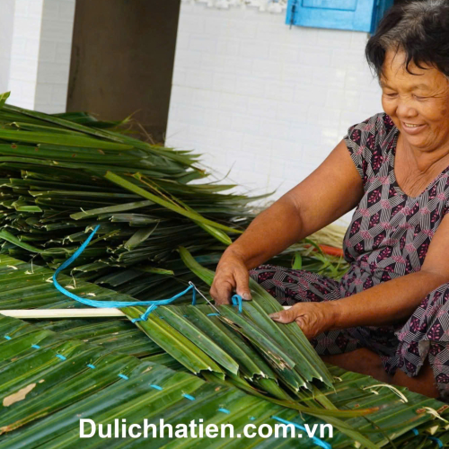 Nghề chằm lá dừa nước